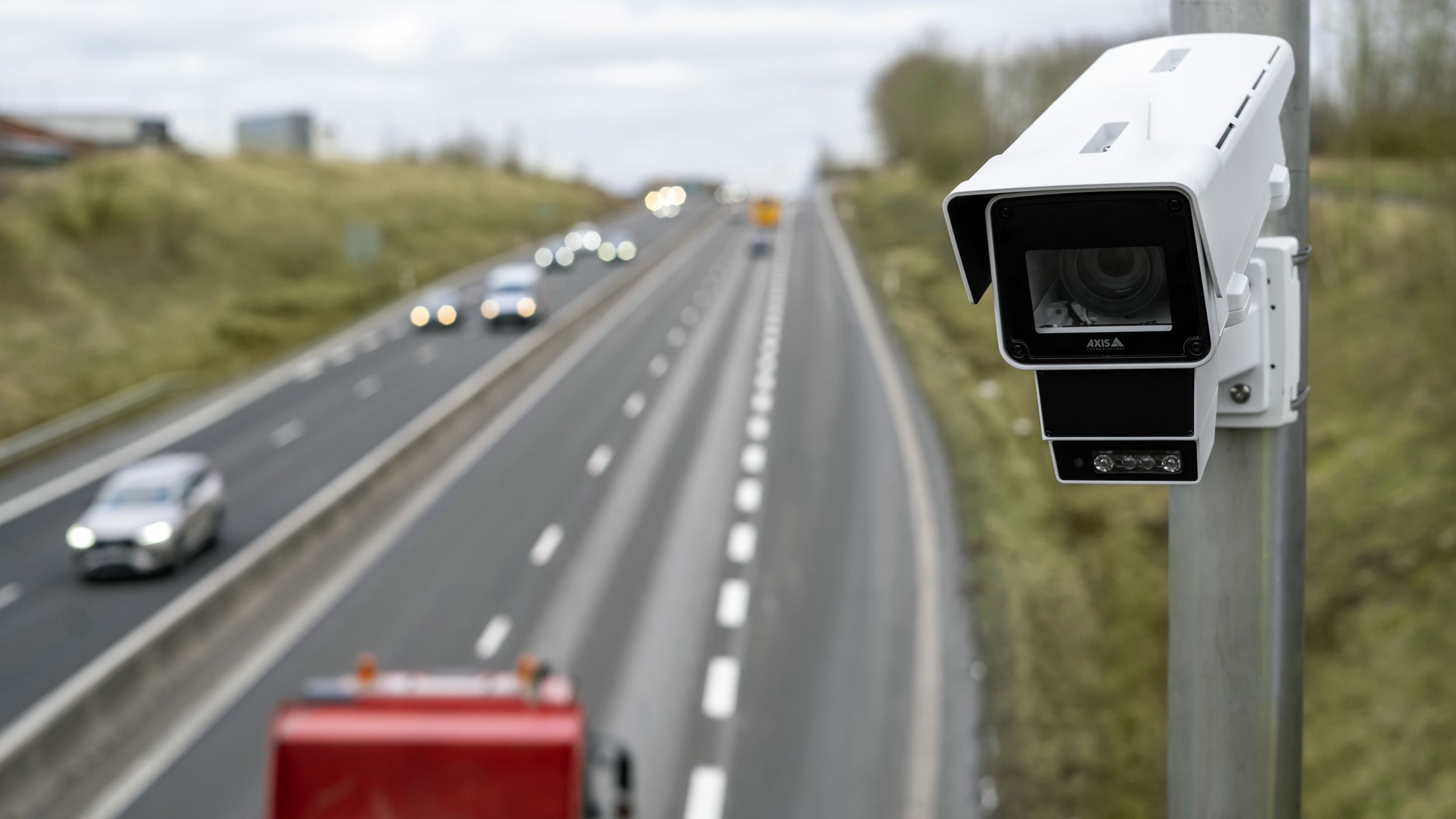 One powerful radarvideo fusion device to identify highspeed vehicles