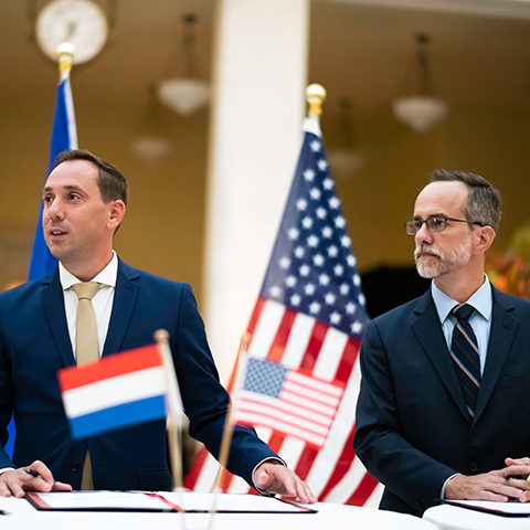 Bart Vaes van Sorama (links) en James Marcella van Axis Communications (rechts) tekenen een strategisch partnerschap overeenkomst