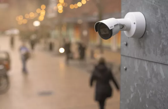 Bild av kamera på en vägg, väggmonterad AXIS M2035-LE, M2036-LE, shoppinggata