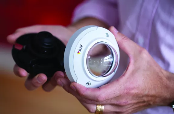 カメラを持っている男性