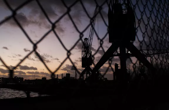 围栏后方的码头