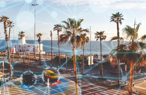 Imagen de un automóvil autónomo cerca de la playa