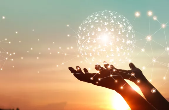 Mains tenant un réseau mondial