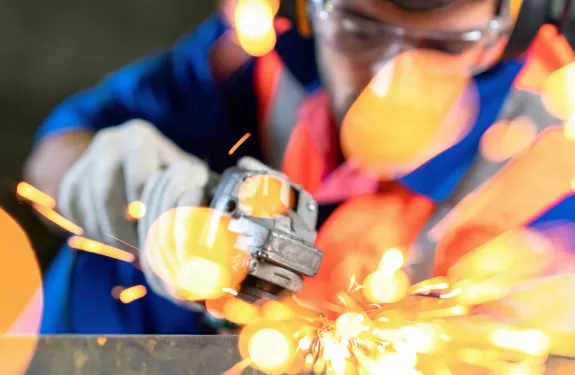 worker_industry_cutting_steel