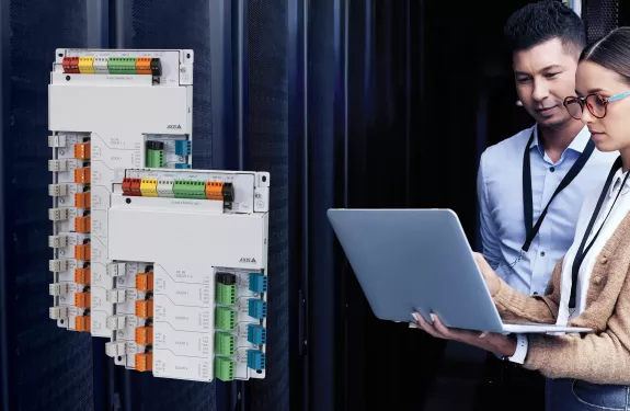 Kompakta, kostnadseffektiva kontrollenheter för flera dörrar med centraliserade installationer