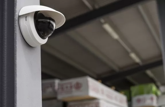 AXIS M4225-LVE, an AI-powered varifocal dome cameras with great image quality up to 4K