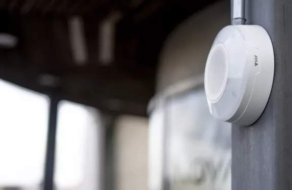 AXIS D4200-VE Network Strobe Speaker möjliggör automatisk respons via anpassade förinspelade och direktsända meddelanden, larmljud, stroboskopljus eller en kombination av alla dessa.