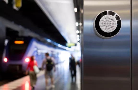 Der neue Sensor ist ein vielseitiges Stand-Alone-Gerät, das Unternehmen dabei unterstützt, Luftqualität, Schutz und Sicherheit in Innenräumen effektiv zu verbessern.