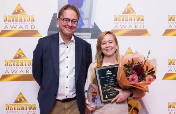 Lennart presents Frida with Detektor Award