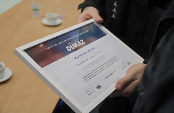 Nejlepší policejní video roku 2025 je z Olomouce. Dokumentuje zásah proti muži hrozícímu dlouhým nožem