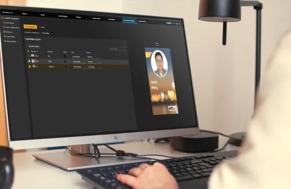 Operator using AXIS Secure Entry for XProtect