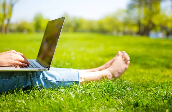 Person_laptop_outdoors_summer_barefoot