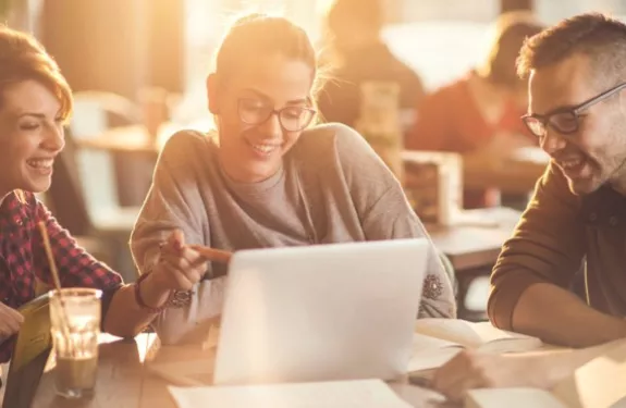 group_young_people_laptop_cafe_meeting