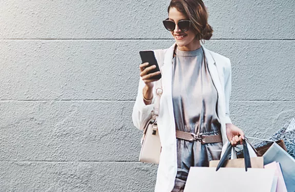 woman_smartphone_sunglasses_shopping_bags