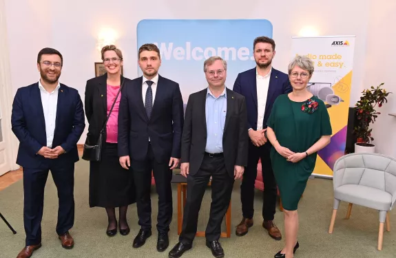 n cadrul unui eveniment organizat la Bucuresti, Martin Gren, cofondatorul Axis, doamna Therese Hydén, Ambasador al Suediei in Romania si dl. Eduard Mititelu, Secretar de Stat in cadrul Ministerului Cercetarii, Inovarii si Digitalizarii, au discutat subiecte precum securitatea cibernetica, avantajele digitalizarii si trendurile pietei de securitate. 