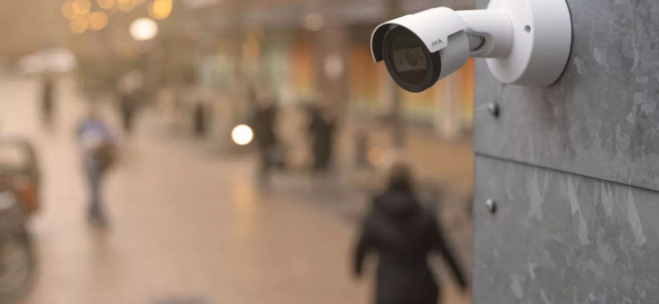 Bild av kamera på en vägg, väggmonterad AXIS M2035-LE, M2036-LE, shoppinggata