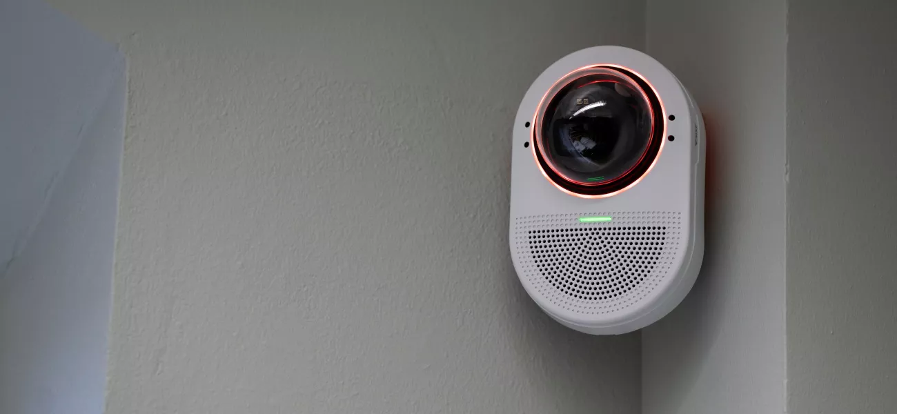 Q9307-LV mounted in a corner