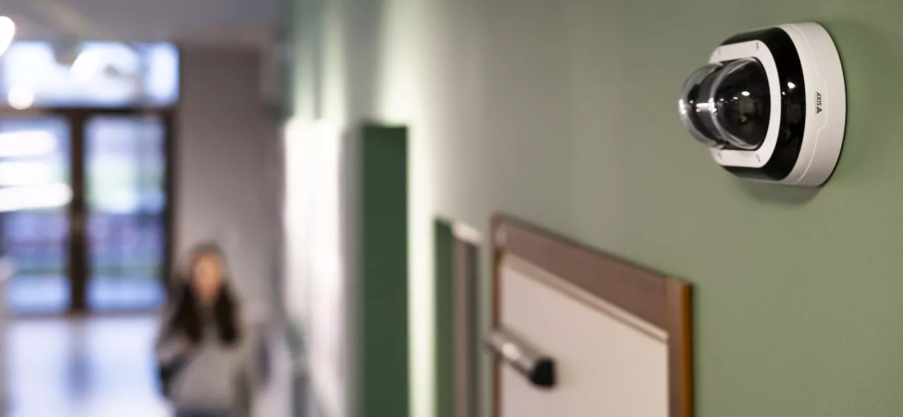 AXIS P4708-PLVE – vícesměrová kamera se dvěma senzory dokáže výborně snímat jak širokoúhlý záběr, tak i záběr s detailním přiblížením