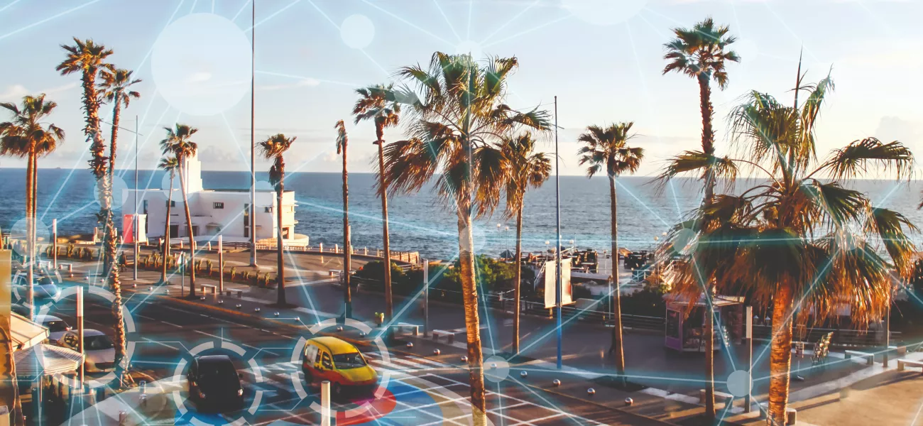 Imagem de carro autônomo perto da praia