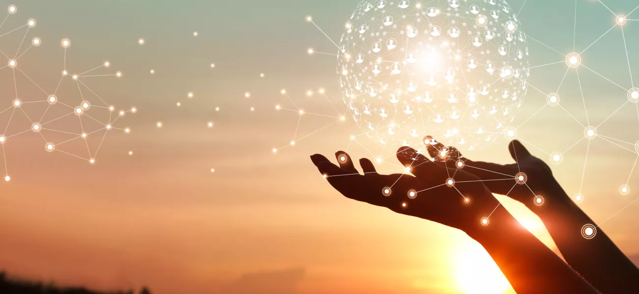 Manos sosteniendo la red global