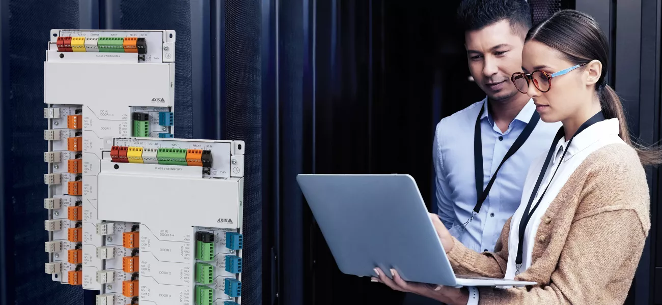 Kompakta, kostnadseffektiva kontrollenheter för flera dörrar med centraliserade installationer