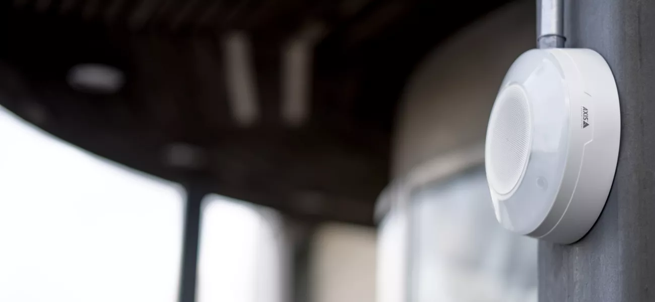 AXIS D4200-VE Network Strobe Speaker möjliggör automatisk respons via anpassade förinspelade och direktsända meddelanden, larmljud, stroboskopljus eller en kombination av alla dessa.