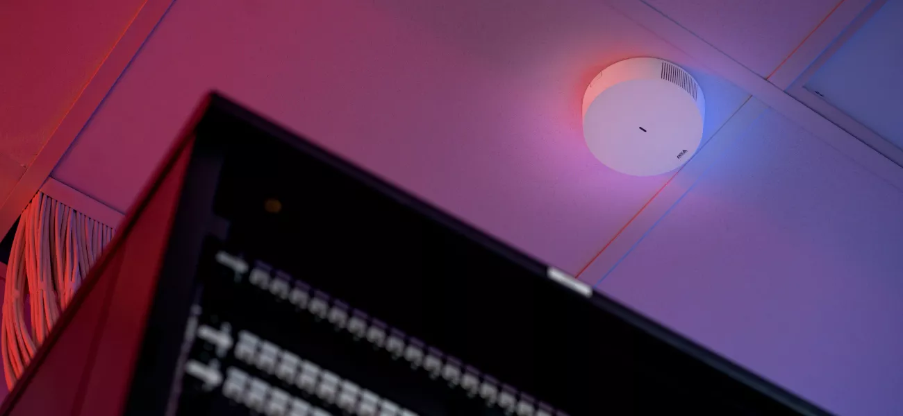 AXIS D6210 Air Quality Sensor in a server room