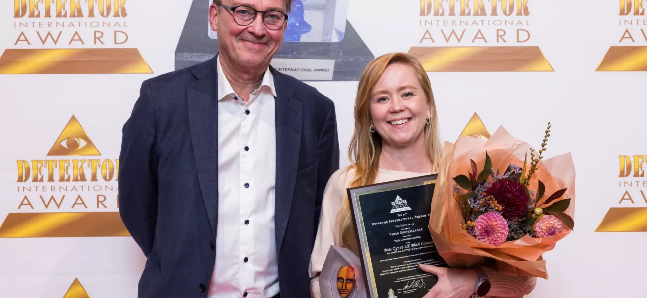 Lennart presents Frida with Detektor Award