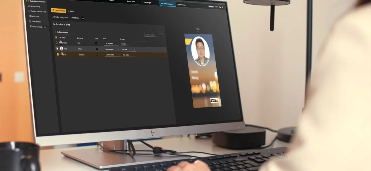 Operator using AXIS Secure Entry for XProtect