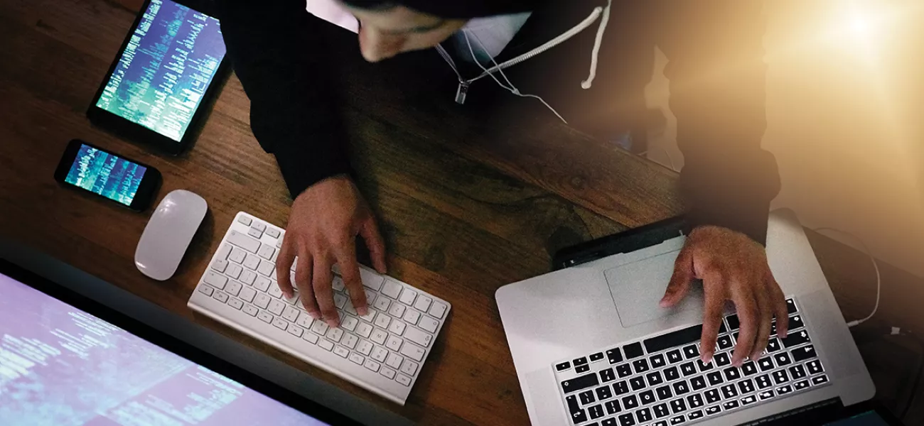 Dizüstü bilgisayar kullanan hacker