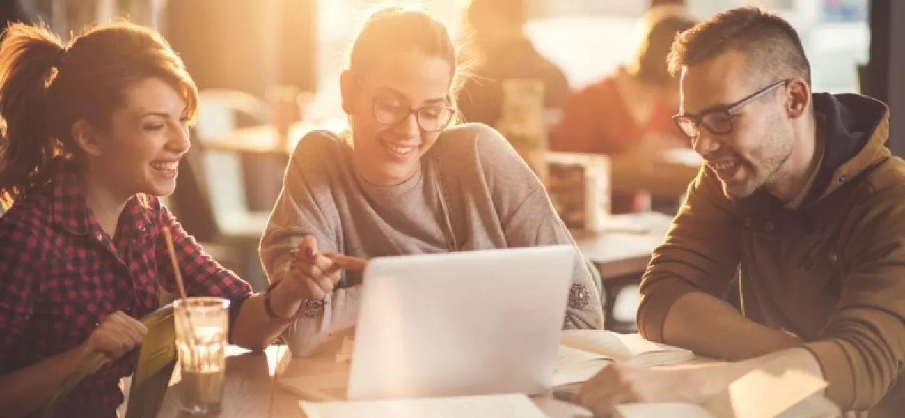 group_young_people_laptop_cafe_meeting