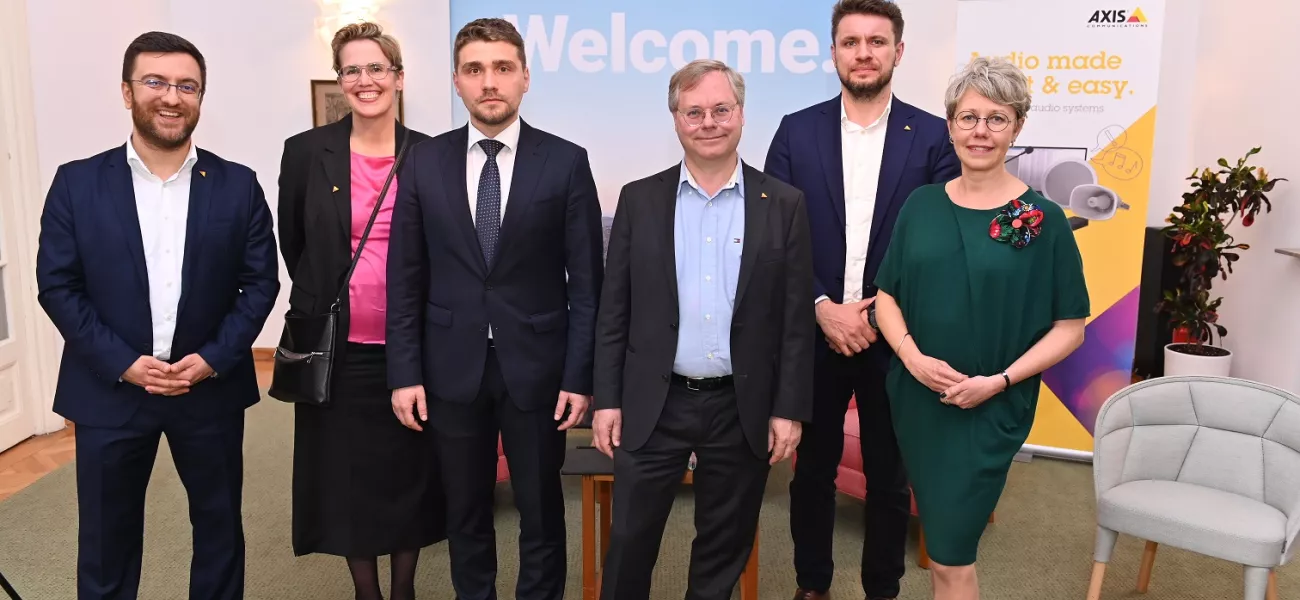 n cadrul unui eveniment organizat la Bucuresti, Martin Gren, cofondatorul Axis, doamna Therese Hydén, Ambasador al Suediei in Romania si dl. Eduard Mititelu, Secretar de Stat in cadrul Ministerului Cercetarii, Inovarii si Digitalizarii, au discutat subiecte precum securitatea cibernetica, avantajele digitalizarii si trendurile pietei de securitate. 