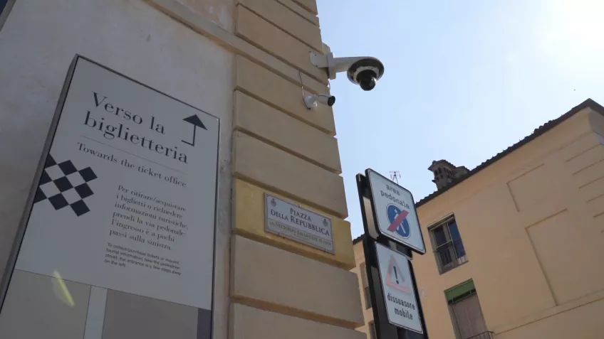 The security solution in Venaria Reale consists of Axis cameras.