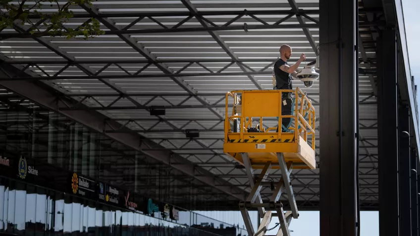 André Malmberg, Security Assistant at Malmö Arena, installing temporary video surveillance cameras from Axis.