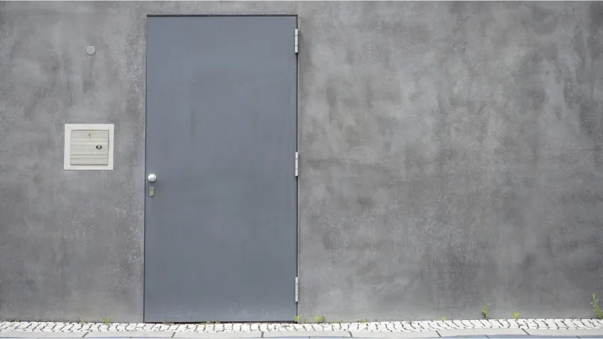 Door using fail-safe system
