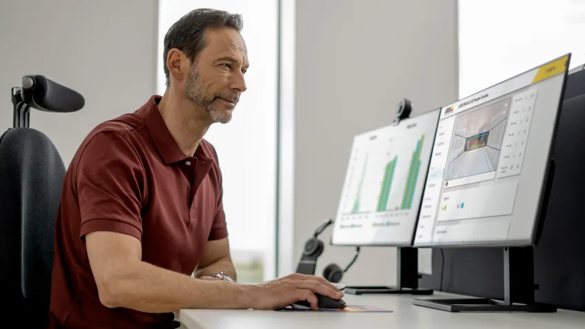 Multisite manager in front of computer screen