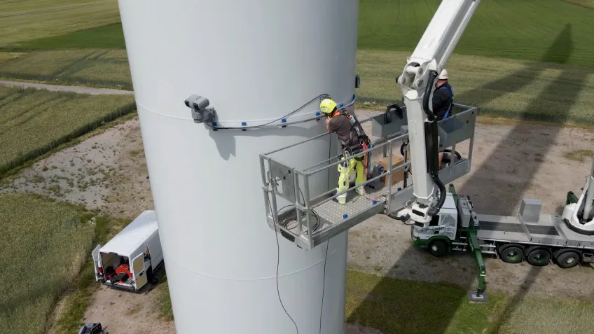 Um die Sicherheit von Vögeln in Windparks zu erhöhen und gleichzeitig die Effizienz der Anlagen zu steigern, bietet ProTecBird die AVES Wind®-Produktfamilie an. Ihr Herzstück bildet das AVES Wind® Antikollisionssystem (AKS).