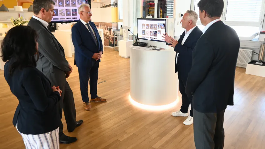 Bayerns Innenminister Joachim Herrmann zu Besuch bei Axis
