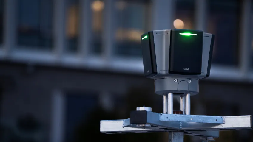 Das AXIS D2124-VE Radar bietet flexible Installationsmöglichkeiten an Masten, auf mobilen Einheiten oder auf Dächern.