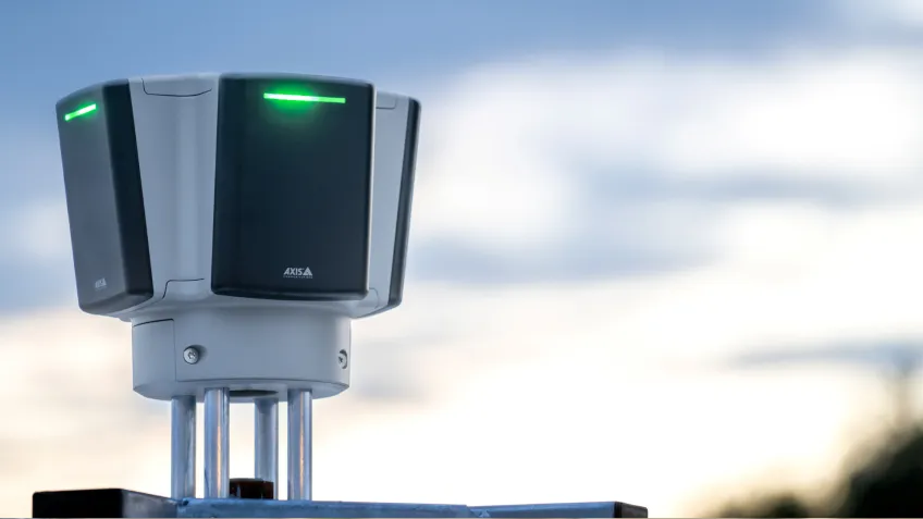 Das neue AXIS D2124-VE Radar bietet präzise Erkennung und Verfolgung von Objekten bei allen Witterungs- und Lichtverhältnissen.