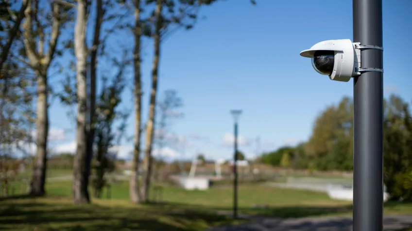A network camera with edge storage