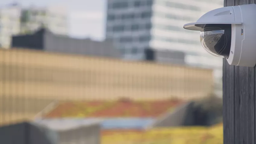 AXIS P3818-PVE ze tří senzorů generuje jeden souvislý 13 Mpx obraz bez jakýchkoli viditelných přechodů.