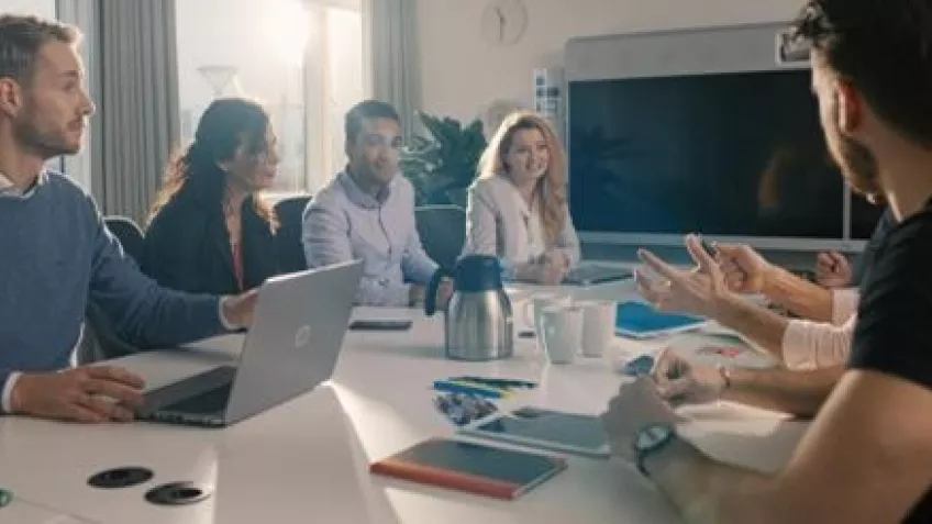 Edukowanie i wspieranie pracowników jest kluczowym elementem działań na rzecz etyki w biznesie.