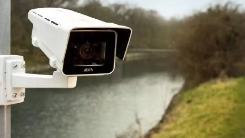 AXIS P1375-E to jedna z kamer Axis niezawierających PCW, co stanowi pierwszą próbę wycofania halogenów z naszych produktów.