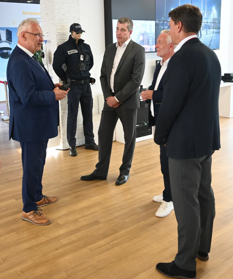 Bayerns Innenminister Joachim Herrmann zu Besuch bei Axis